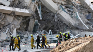 Terremoto de magnitude 7,7 deixou rastro de destruição