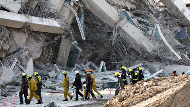 Terremoto de magnitude 7,7 deixou rastro de destruição