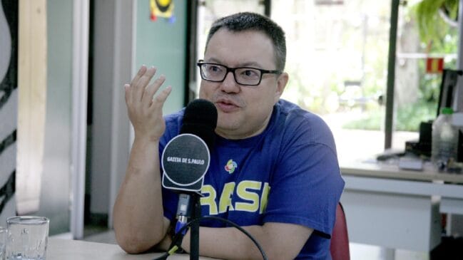 Um dos jornalistas esportivos com maior repertório histórico do Brasil, Ubiratan Leal, também conhecido como o 'Livro' do Desimpedidos,