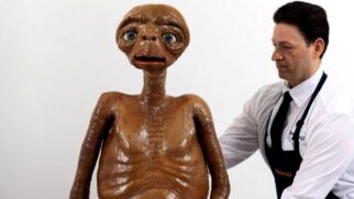 Boneco tem quase um metro de altura e integra o lote denominado There Are Such Things: 20th Century Horror, Science Fiction and Fantasy on Screen