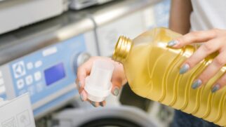 O amaciante é fundamental para deixar as roupas macias e cheirosas