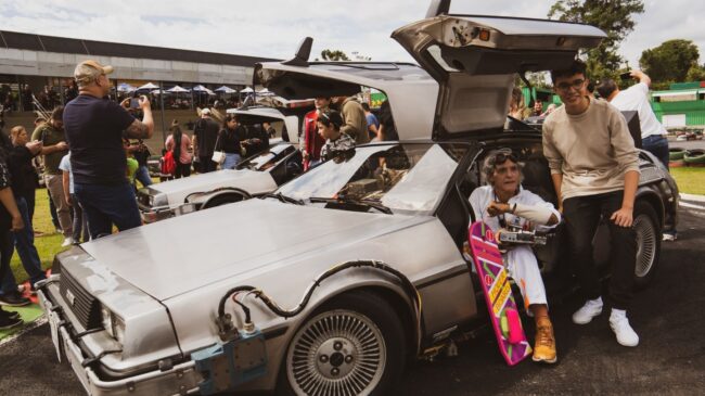 Fãs da trilogia 'De Volta Para o Futuro' poderão tirar fotos com o veículo e com sósias dos personagens Marty McFly e Doctor Emmett Brown