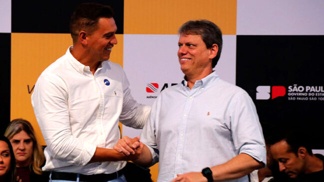 Tarcísio de Freitas (dir.) ao lado do prefeito de Taboão da Serra, Engenheiro Daniel