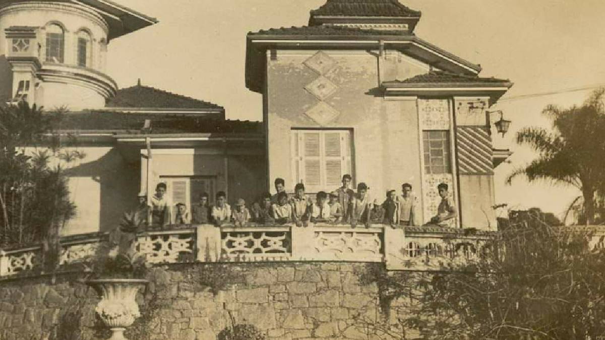 Além do edifício, o espaço contava com um extenso jardim, fontes e campo de videira