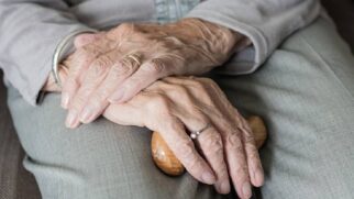 Os músculos faciais de pessoas com Parkinson podem não se mexer como deveriam por conta da falta de estímulos