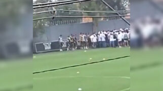 Torcedores foram cobrar os jogadores após a derrota, por 2 a 1, para o Red Bull Bragantino