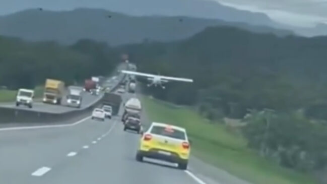 Avião monomotor fez pouso forçado na BR-101 em Garuva, no norte de Santa Catarina, neste sábado (5/4)