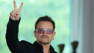 Bono Vox é o vocalista do U2; prefeito carioca havia anunciado a banda para 2026
