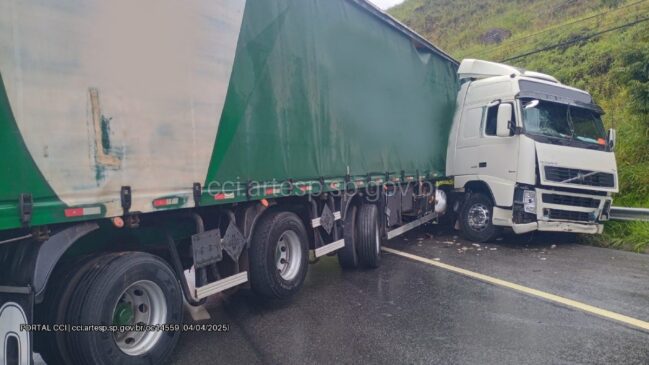Caminhão ficou atravessado na rodovia, interditando as duas pistas