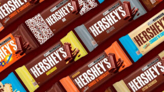 Para garantir as mini barras de chocolate grátis, os visitantes precisam entrar na cabine e capturar um dos papéis voadores