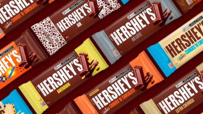 Para garantir as mini barras de chocolate grátis, os visitantes precisam entrar na cabine e capturar um dos papéis voadores