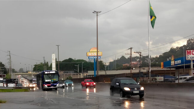 Chuvas também têm potencial para alagamentos e transbordamentos e devem atuar até o início da noite