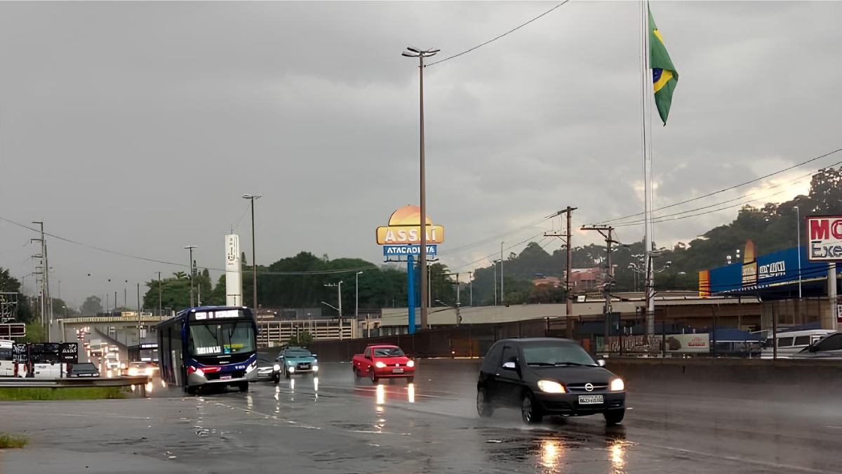 Chuvas também têm potencial para alagamentos e transbordamentos e devem atuar até o início da noite