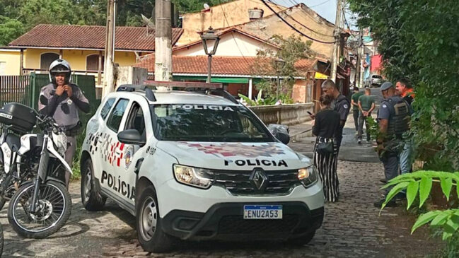 Polícia Científica fez a perícia no local e o corpo foi removido; caso segue em investigação