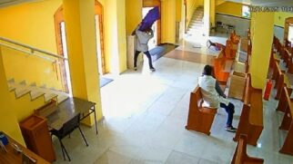 Homem entrou na paróquia, derrubou e destruiu as imagens de dois santos que estavam no local