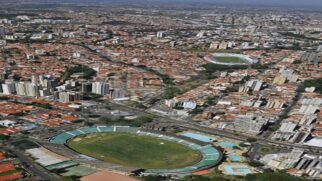Proximidade física dos dois clubes reforça uma tensão permanente na cidade, onde torcedores vivem intensamente cada embate como se fosse uma final
