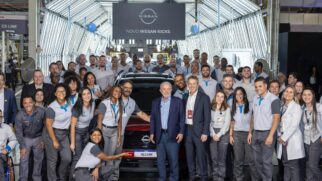 Presidente Luiz Inácio Lula da Silva acompanha o início da produção do Kicks de segunda geração em Resende