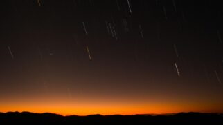 Chuva de meteoros ocorre quando fragmentos espaciais entram na atmosfera da Terra, produzindo riscos luminosos no céu