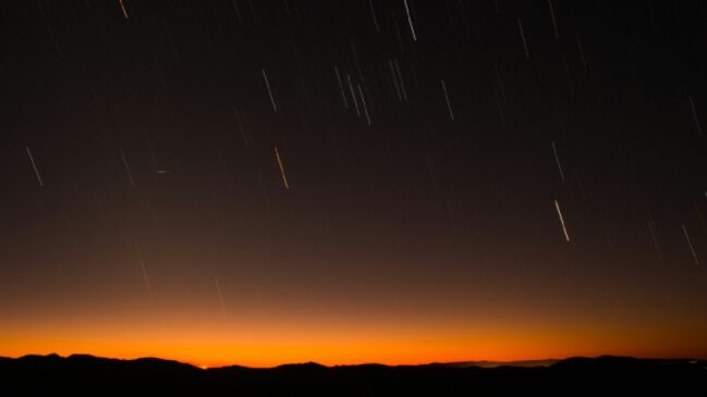 Chuva de meteoros ocorre quando fragmentos espaciais entram na atmosfera da Terra, produzindo riscos luminosos no céu