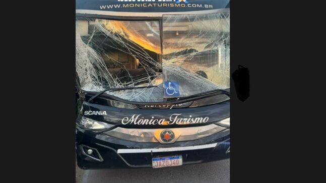 Ônibus em que estava Ferrugem ficou com a parte frontal destruída