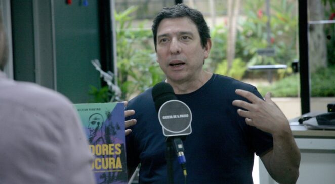O escritor e jornalista Gilvan Ribeiro durante participação no podcast Direto da Gazeta
