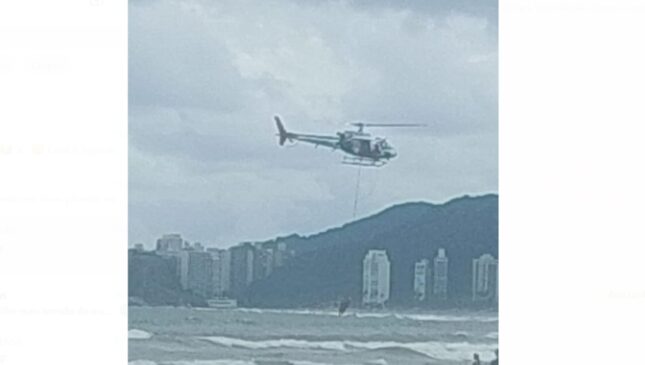 Momento em que helicóptero resgata vítima na Praia da Enseada, em Guarujá