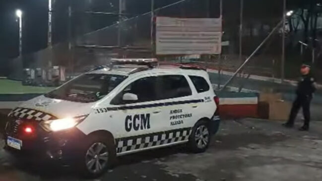 GCM patrulhava o clube quando um frequentador informou haver uma pessoa baleada no campo de futebol