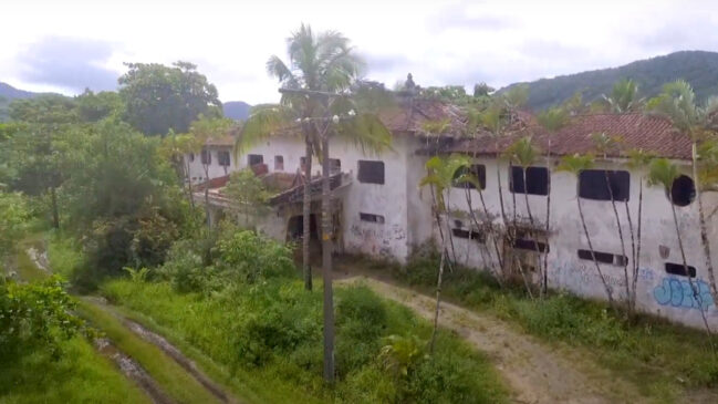 Hotel abandonado no litoral de SP coleciona histórias assustadoras