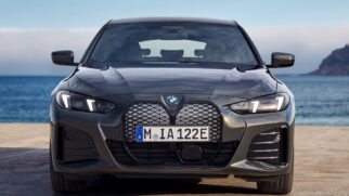 Elétrico tem luzes de circulação diurna (DRLs) com design vertical e nova grade frontal