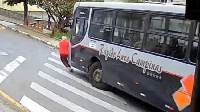 Idosa olhou para os dois lados da rua antes de atravessar na faixa