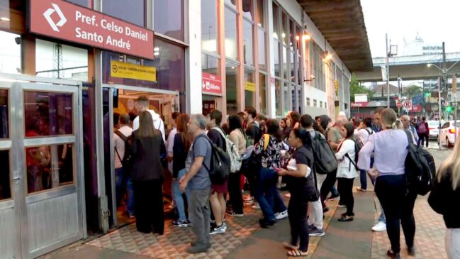 Ao todo, seis dos 14 bloqueios da estação apresentaram falha, causando aglomeração de pessoas na entrada