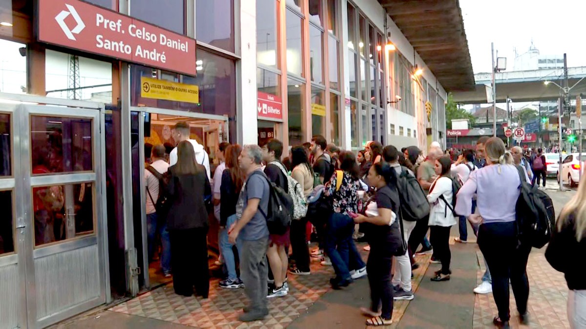 Ao todo, seis dos 14 bloqueios da estação apresentaram falha, causando aglomeração de pessoas na entrada