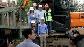 Governador de São Paulo, Tarcísio de Freitas, ao lado de autoridades estaduais e federais