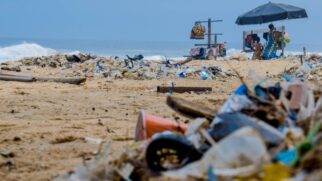 Toneladas de lixo ficam acumuladas nas praias brasileiras