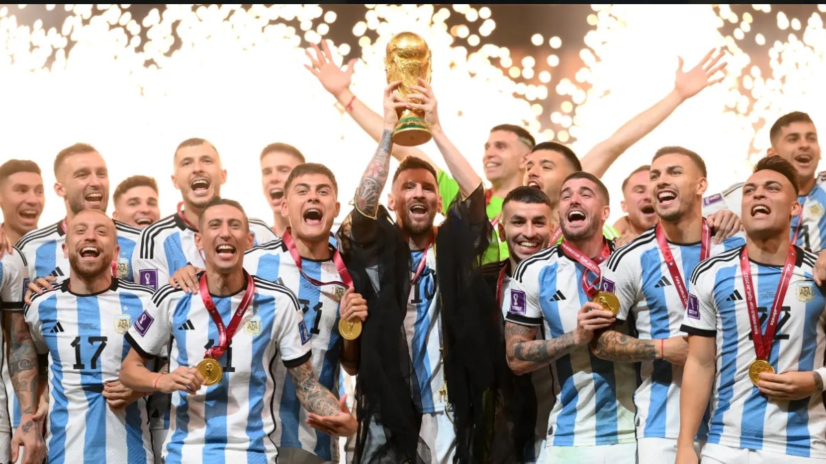 Em primeiro lugar com 1886.16 pontos, a Argentina foi campeã da última edição da Copa do Mundo com o seu melhor jogador: Lionel Messi. Além disso, a seleção argentina também conquistou a Copa América de forma consecutiva: 2021 e 2024. Foto: Divulgação/Selección Argentina
