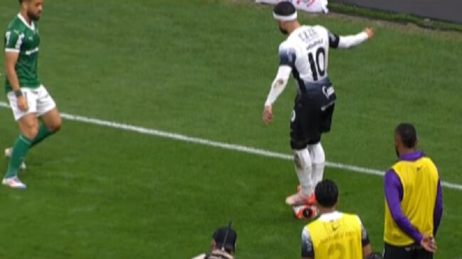 Ato de subir na bola, como o que fez Memphis Depay na final do Paulistão, está proibido pela CBF
