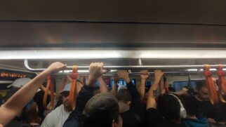 Trens e estações estão super lotadas por conta da falha na manhã desta quinta-feira (3/4)