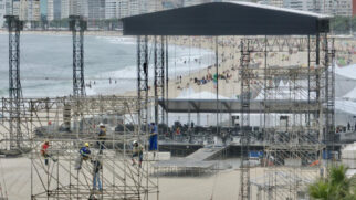 Palco tem 1.260 m² e painéis de LED unidos, formado uma peça única com 60 metros de largura e área total de 806,25 m²