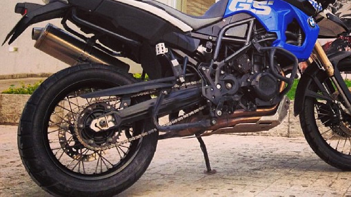 Limpar e lubrificar a corrente da moto é importante manutenção.