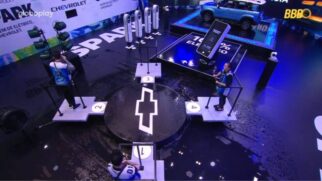 Jogador precisa ficar em cima de uma base em uma plataforma giratória com cinco fichas para usar ao longo da prova para fazer uma recarga agendada