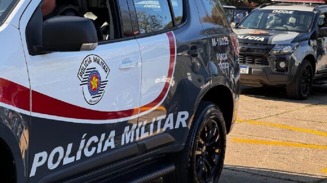 Crime ocorreu após o grupo ser abordado por aproximadamente dez suspeitos armados