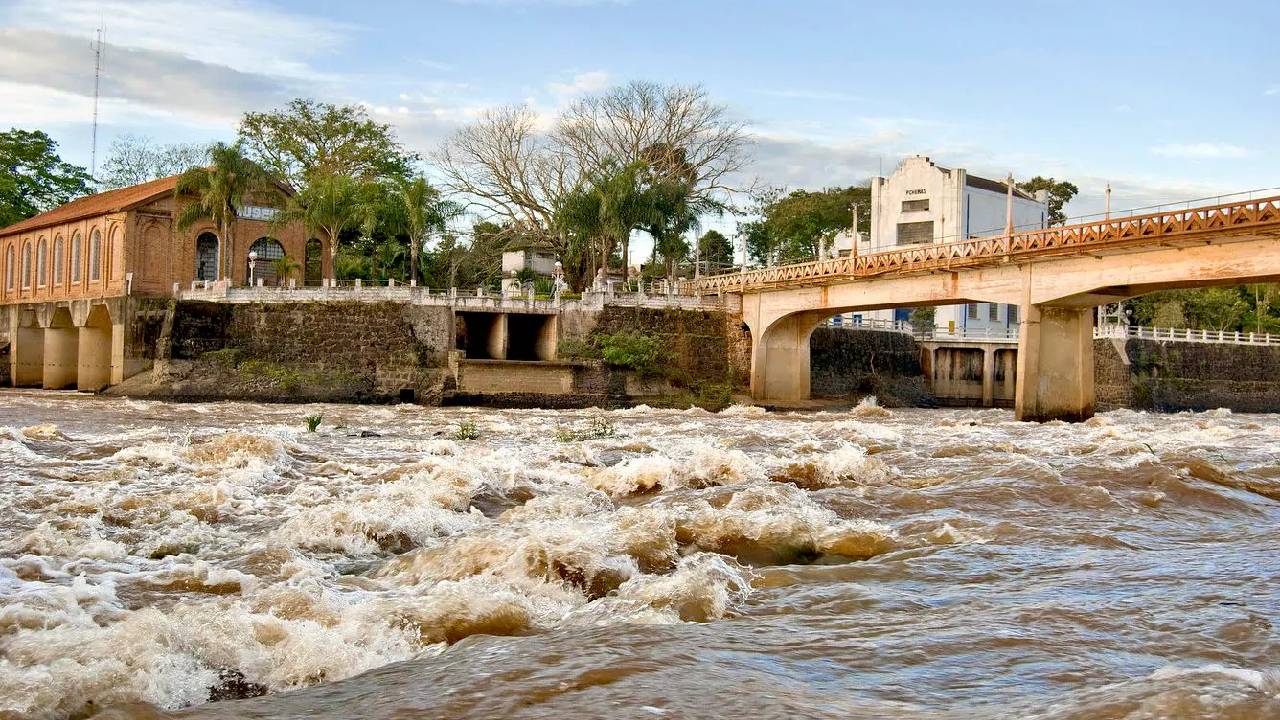 Nome da cidade vem do Tupi que significa "peixe que faz barulho"