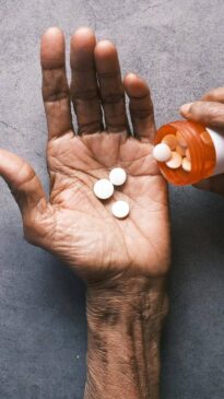 Pesquisadores do King's College London descobriram que suplementos de fibras prebióticas, como inulina e FOS, melhoram a memória e o aprendizado em idosos; estudo foi realizado com gêmeos acima de 60 anos.