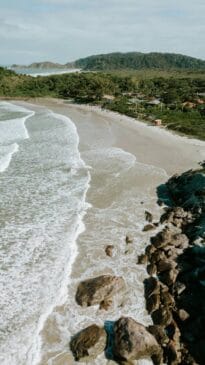 Por que o mar sobe? A principal causa do aumento do nível do mar é o derretimento das geleiras nos Polos Sul e Norte.