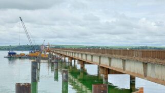 Para a construção da ponte foram usadas 4 mil toneladas de aço e 5 mil caminhões de concreto