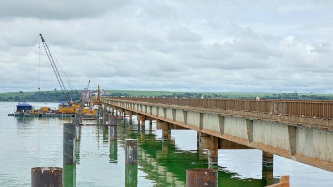Para a construção da ponte foram usadas 4 mil toneladas de aço e 5 mil caminhões de concreto