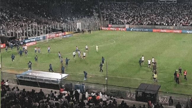 Por conta da confusão, jogadores do Fortaleza correram para o vestiário e abandonaram a partida