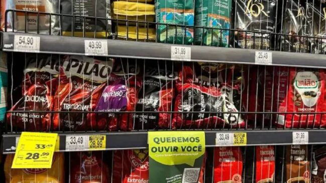 Supermercados trancam café em prateleiras em São Paulo