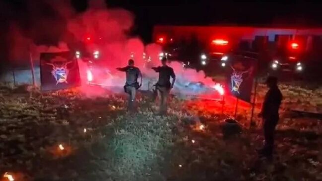 Vídeo mostra policiais em meio ao fogo e com os braços levantados na altura dos ombros