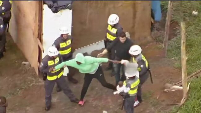 Uma moradora de 36 anos chegou a ser algemada pela polícia na frente dos filhos